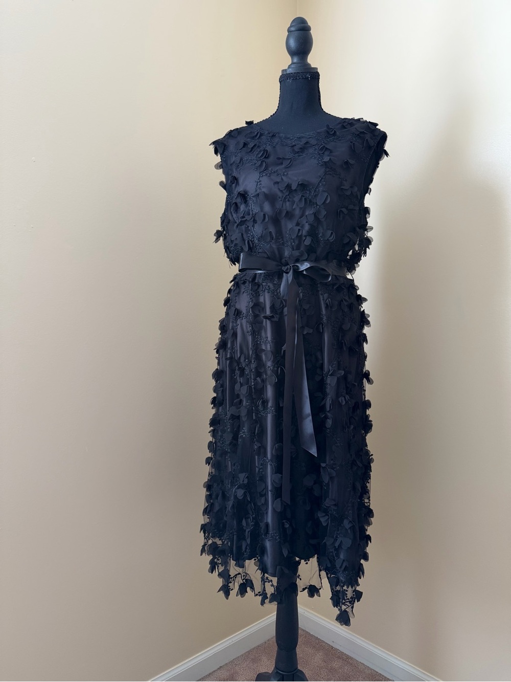 Tahari Ladies Sleeveless Black Floral Appliqué Midi Dress wSatin Tie. Size 14